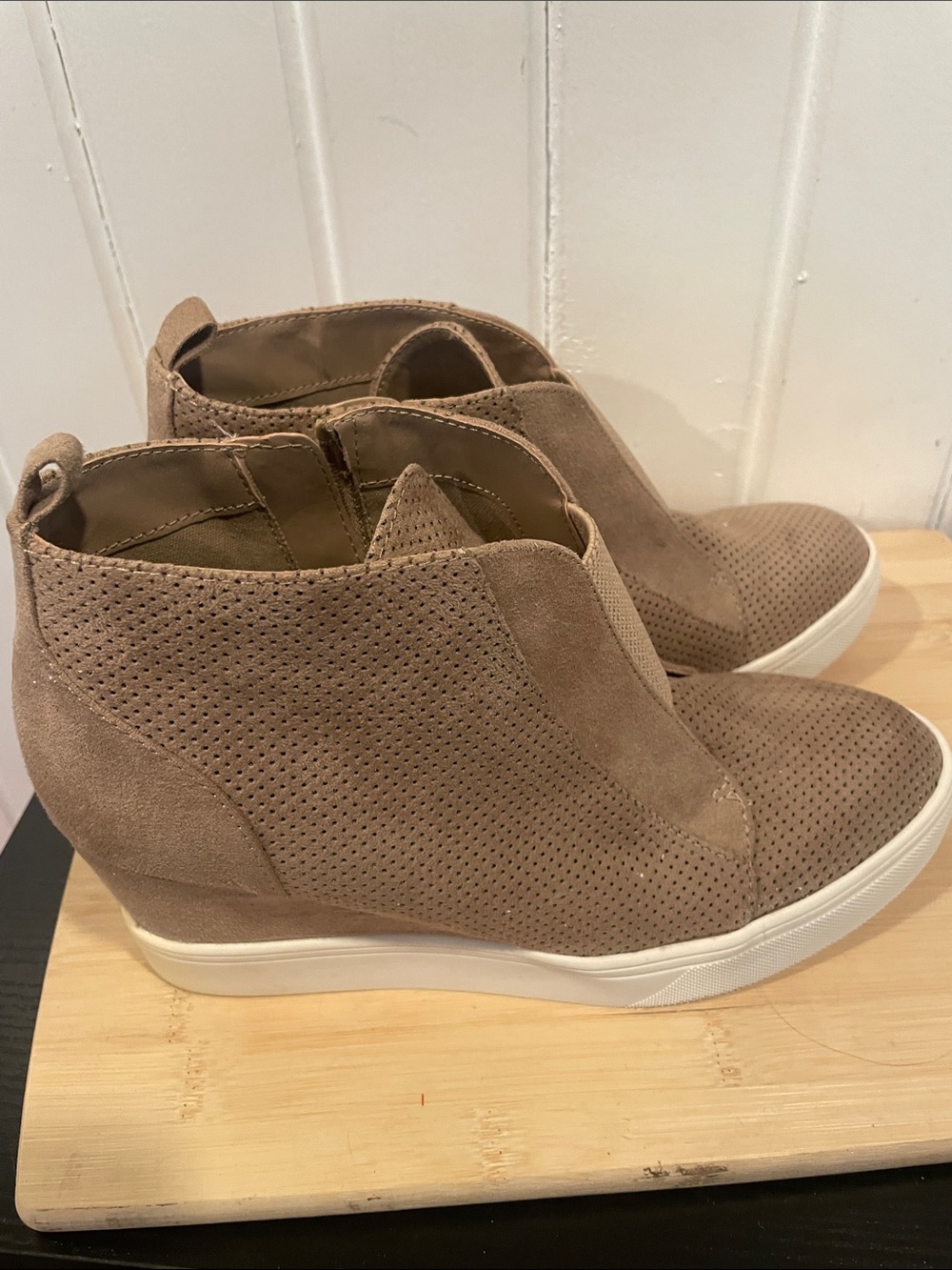 MIA Arianna suede taupe wedges size 7.5